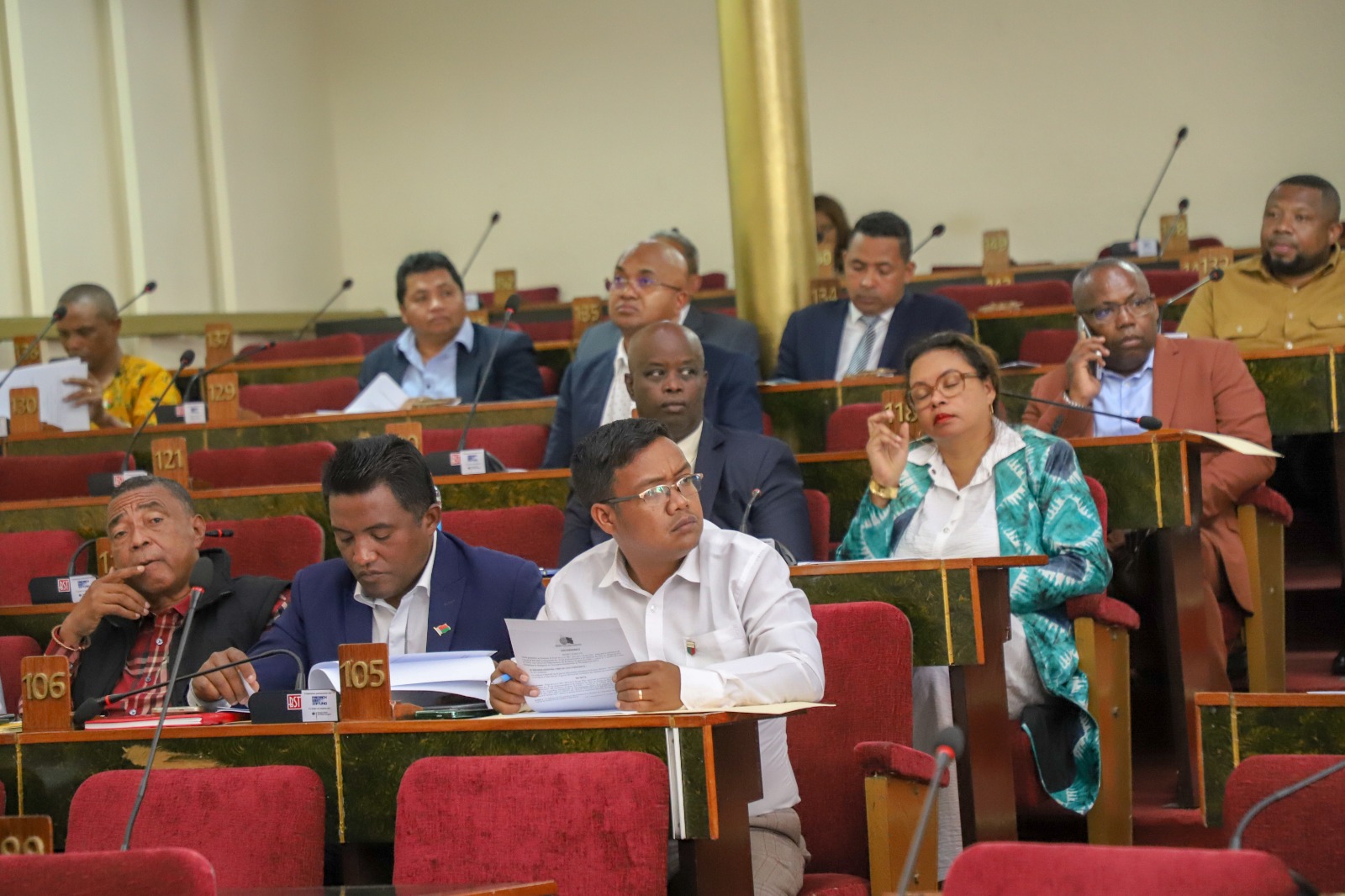 Deux projets de loi adoptés en faveur des énergies renouvelables et de l'autonomisation des jeunes filles