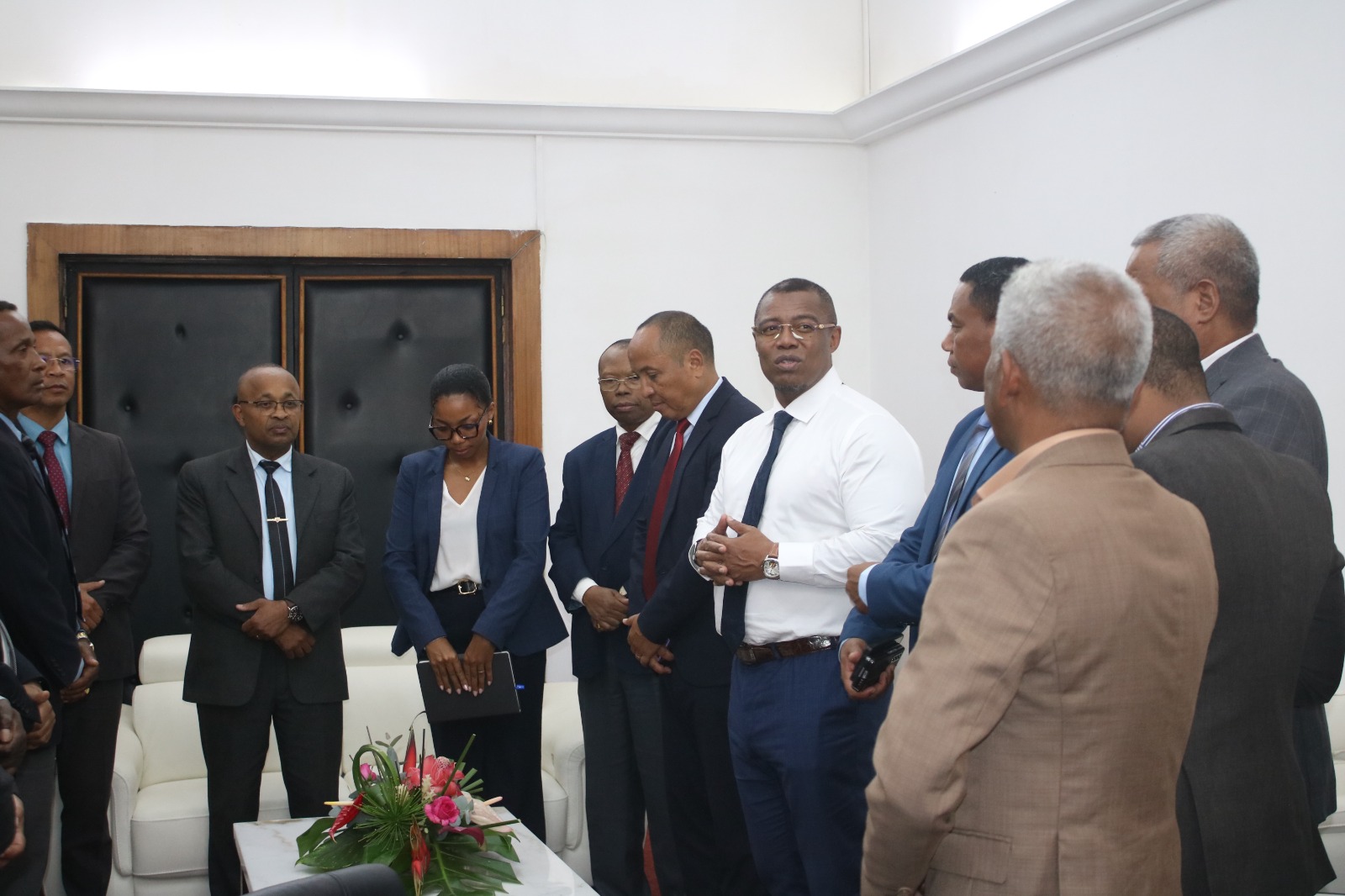 L’Assemblée nationale rend hommage à deux hauts responsables arrivés au terme de leurs fonctions