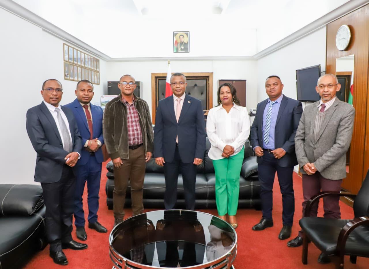 Le nouveau bureau du SYNAD reçu par le Président de l’Assemblée nationale