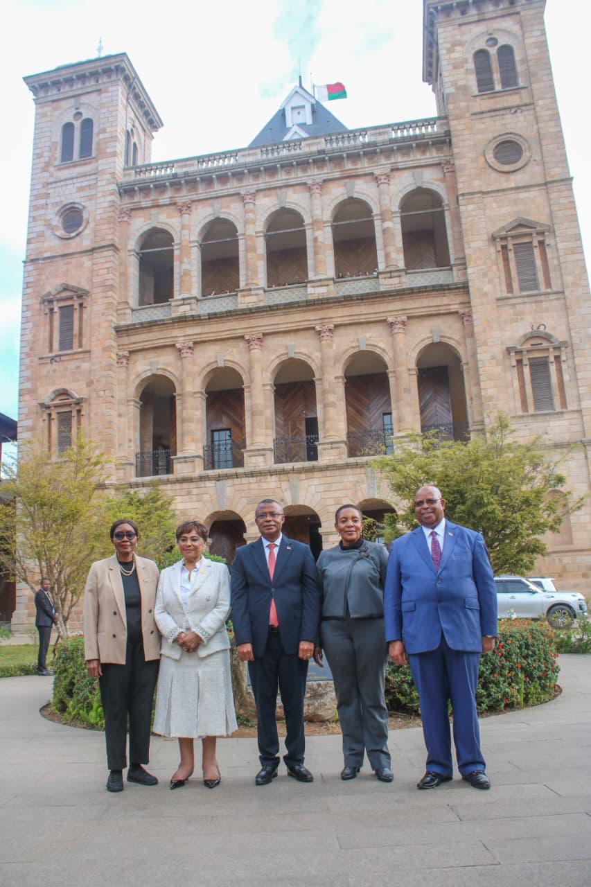 Le Président de l’Assemblée nationale conduit les délégations parlementaires de la SADC en visite au Rova