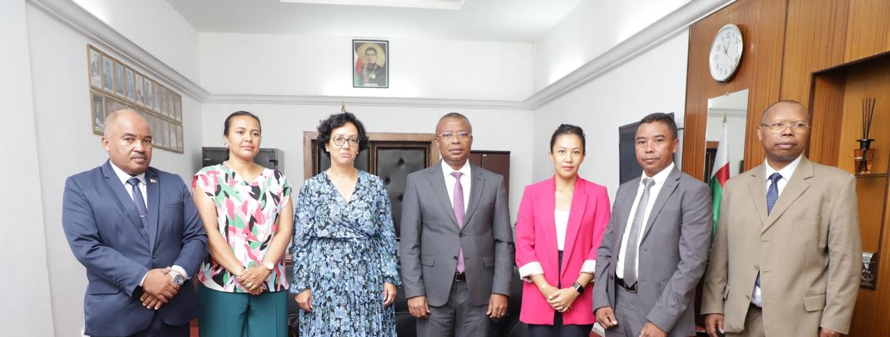 Remise de la nouvelle Stratégie Nationale de Lutte Contre la Corruption au Président de l’Assemblée nationale