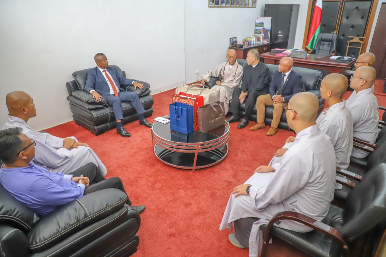 Rencontre entre le Président de l’Assemblée nationale et des moines bouddhistes chinois résidant à Andranovelona