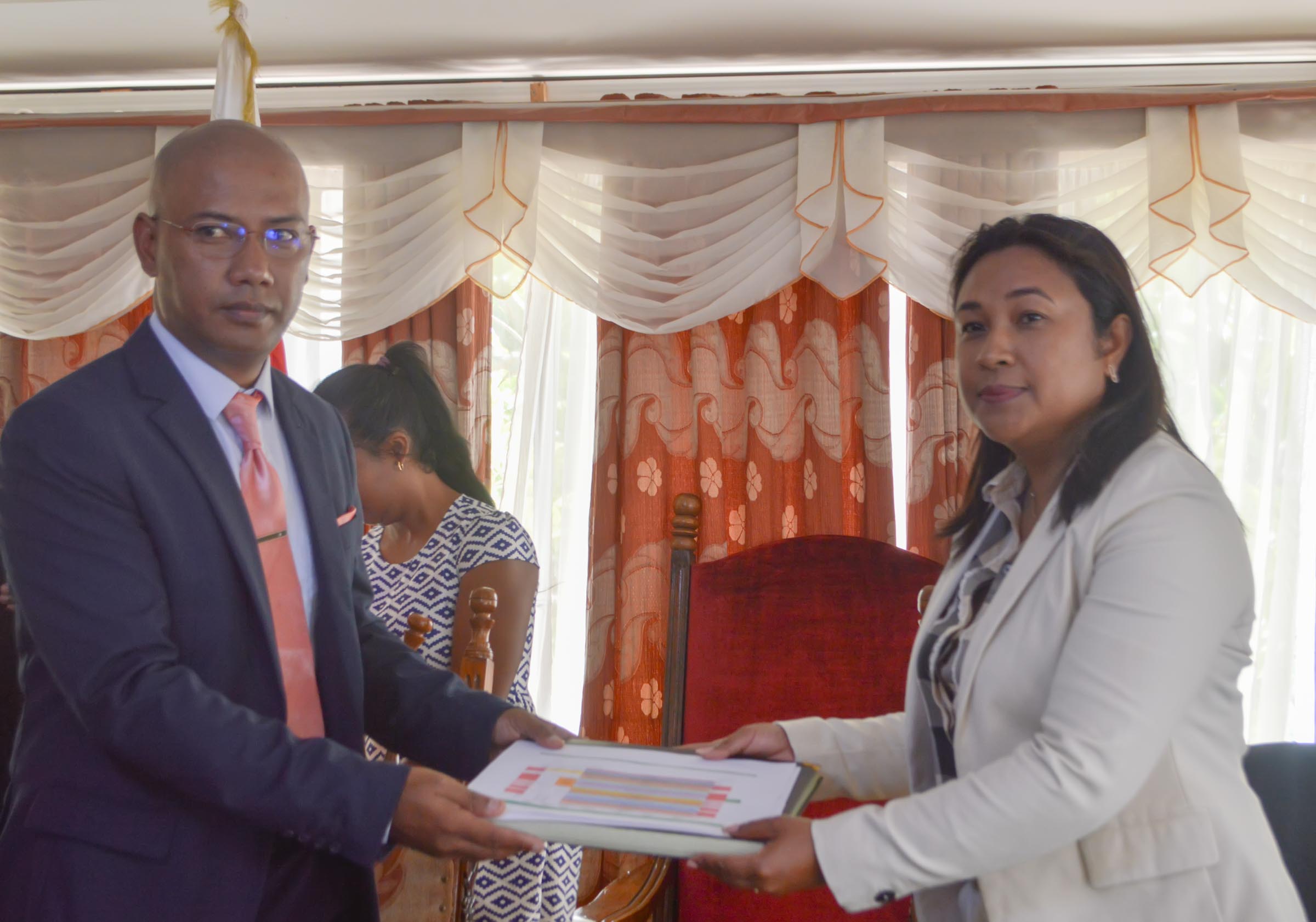 Signature du protocole d’accord entre l’Assemblée nationale et Madagascar 24 Radio-Télévision
